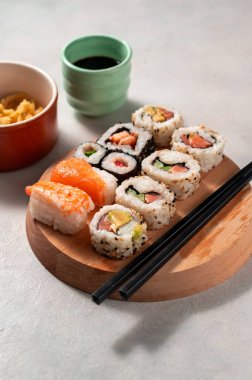Somon, karides ve avokadoyla ev yapımı suşi ruloları. Çeşitli suşiler.