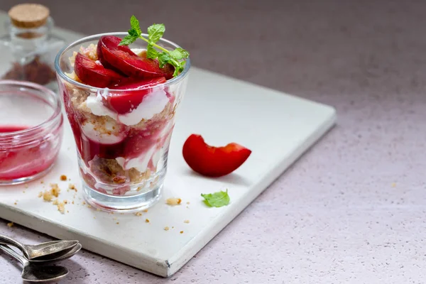 Kırmızı erik ve krem şantili ev yapımı tatlı katmanları..