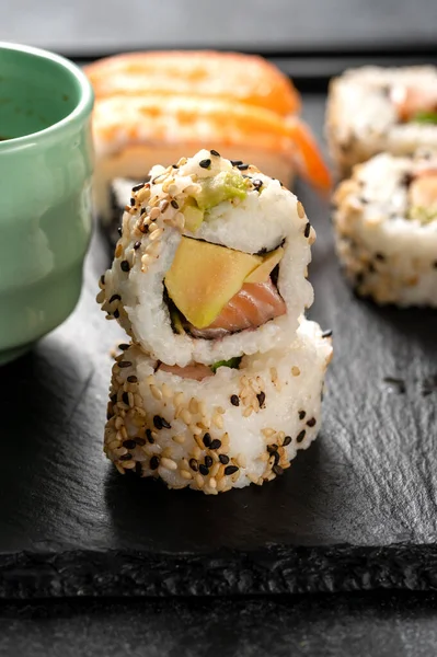 Ev yapımı suşi ruloları. Somon, karides, avokado.