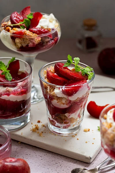 Trifles Couches Prunes Rouges Crème Fouettée Dans Des Verres Portions — Photo