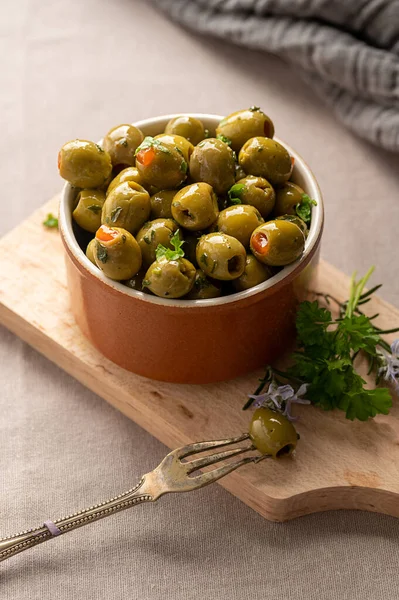 Bir kasede yeşil zeytin. Lezzetli, marine edilmiş zeytin. Akdeniz yemekleri