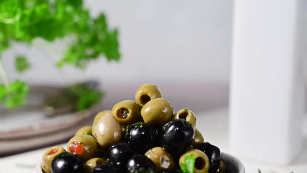 Μαύρες Και Πράσινες Ελιές Ένα Μπολ Νόστιμες Μαριναρισμένες Ελιές Μεσογειακά — Αρχείο Βίντεο