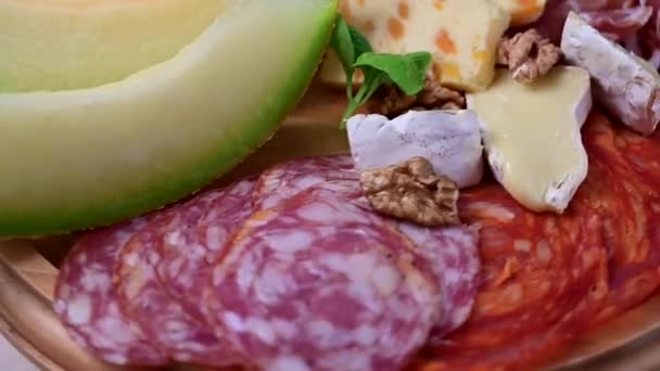 Charcuterie Gurme Antipasti Tabağı Peynir Salam Prosciutto Kavun Tabağı — Stok video