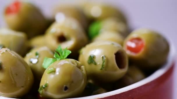 Olive Verdi Macro Ripiene Una Ciotola Ceramica Primo Piano Deliziose — Video Stock
