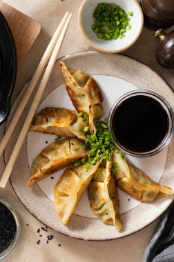 Soya soslu kızarmış mantı gyoza, ve çubuklar, üst manzara.