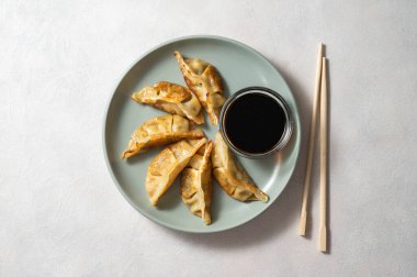 Soya soslu kızarmış mantı gyoza, ve çubuklar, üst manzara..