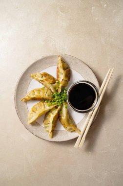 Soya soslu kızarmış mantı gyoza, ve çubuklar, üst manzara..