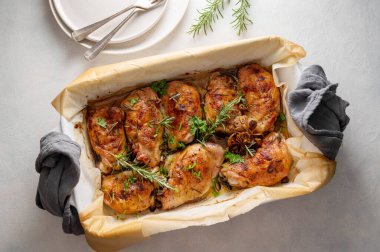 Kavrulmuş, ızgara yapılmış ya da parçalanmış tavuk füme, 