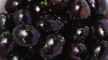 Beyaz kasede siyah zeytin. Lezzetli, marine edilmiş zeytin. Üst görünüm.