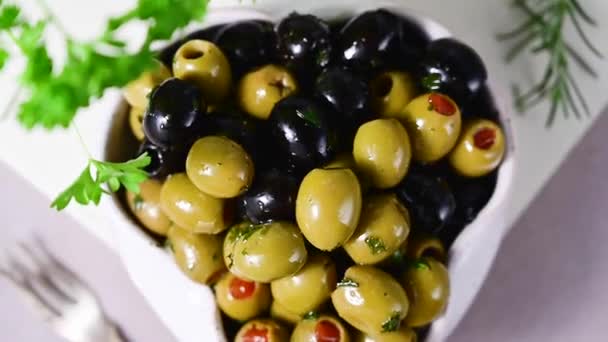 Azeitonas Pretas Verdes Uma Tigela Deliciosas Azeitonas Marinadas Alimentos Mediterrânicos — Vídeo de Stock