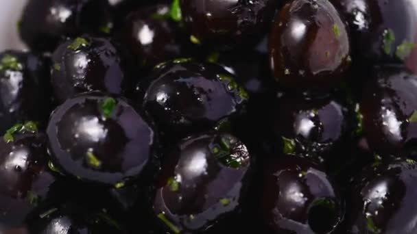 Aceitunas Negras Tazón Blanco Deliciosas Aceitunas Marinadas Vista Superior — Vídeos de Stock