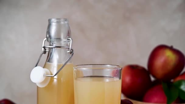 ガラス瓶のアップルジュース 新鮮なミントと赤いリンゴ — ストック動画