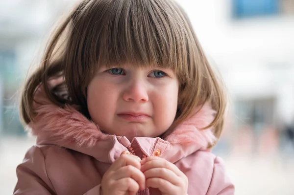 Плаче Маленька Дівчинка Який Фокус Крупним Планом Зовнішній Портрет Весняний — стокове фото