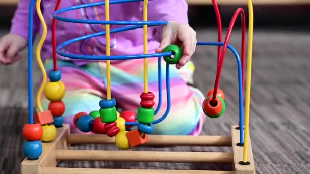 Дівчина Тодлер Роки Грає Освітньою Дерев Яною Дротяною Іграшкою Бібліотеці — стокове відео