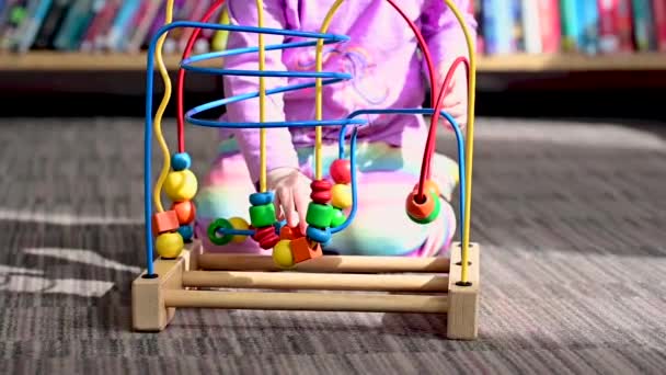 Lille Pige Leger Med Pædagogisk Træ Wire Legetøj Bibliotek Montessori – Stock-video