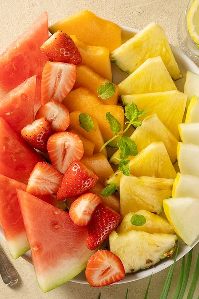 Καλοκαίρι Φρέσκα Φρούτα Ποικιλία Πιατέλα Καρπούζι Ανανά Πεπόνι Και Φράουλες — Φωτογραφία Αρχείου