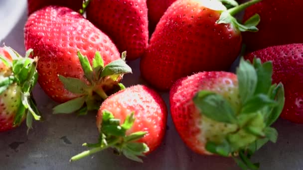 新鲜的草莓在碗里 夏季水果 — 图库视频影像