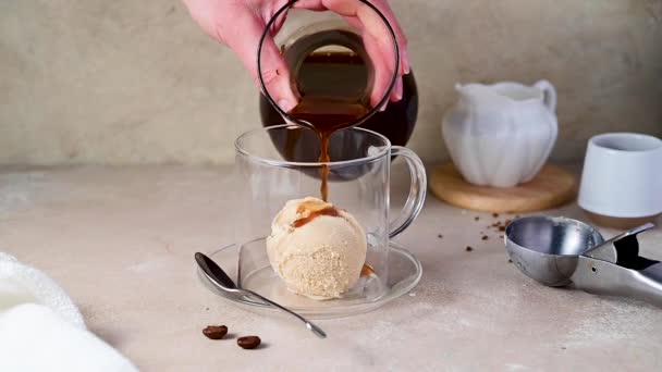 Харчування Еспресо Кавою Морозиві Скляній Чашці Affogato Italian Dessert — стокове відео
