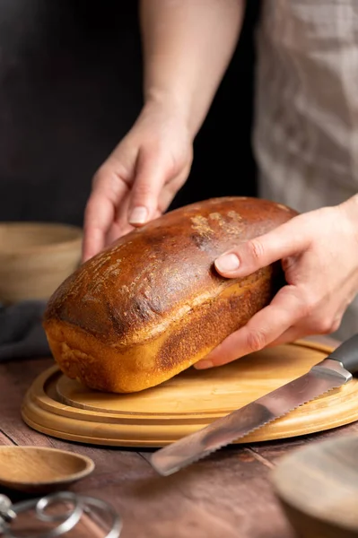 Mulher Segurando Pão Pão Branco Sourdough Tábua Madeira Conceito Culinária — Fotografia de Stock