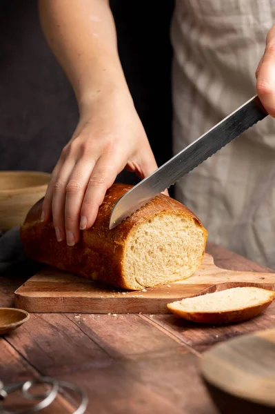 Mulher Corte Sourdough Pão Branco Tábua Madeira Conceito Culinária Saudável — Fotografia de Stock