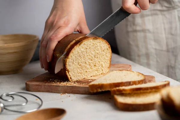 Mulher Corte Sourdough Pão Branco Tábua Madeira Conceito Culinária Saudável — Fotografia de Stock