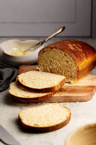 パンとバターのスライス バターと自家製の白いローフパンの生地スライス — ストック写真