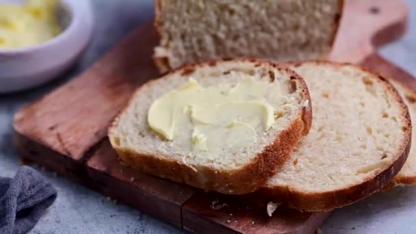 Ψωμί Και Βούτυρο Κοντινό Προζύμι Φέτα Σπιτικού Λευκού Ψωμιού Βούτυρο — Αρχείο Βίντεο