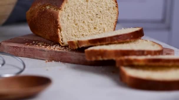 Zelfgemaakt Vierkant Broodje Zuurdesembrood Gesneden Plakjes — Stockvideo