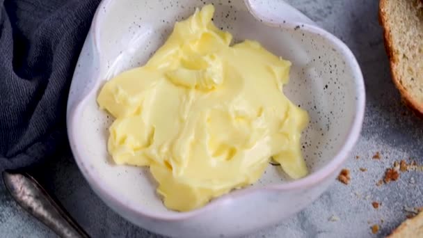 Chleb Masło Zbliżenie Plasterek Zakwaśnego Domowego Białego Bochenka Chleba Masłem — Wideo stockowe
