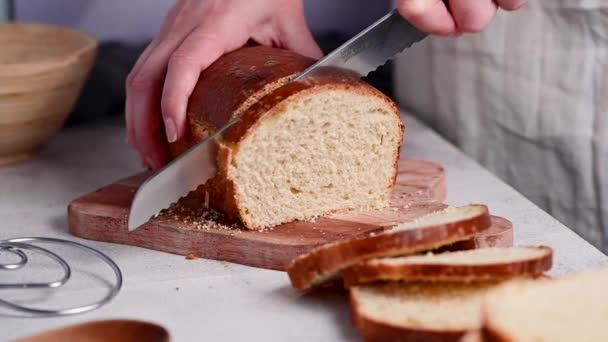 Ahşap Tahtada Ekşi Ekmek Kesen Bir Kadın Yapımı Sağlıklı Pişirme — Stok video