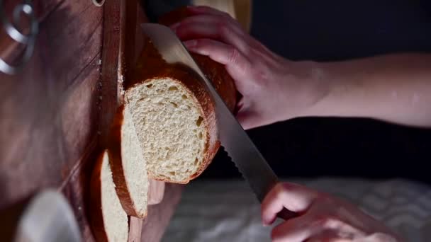 女人在木板上切酸面团白面包 家庭自制健康烹调概念 — 图库视频影像