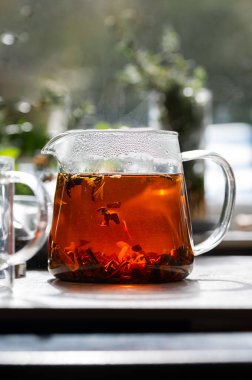 Kurumuş çiçekli bir çaydanlık dolusu siyah yaprak çayı. Çay konsepti içmek. Yumuşak odak.