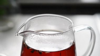 Kapalı cam demlik ve bol yapraklı siyah çay, çay.