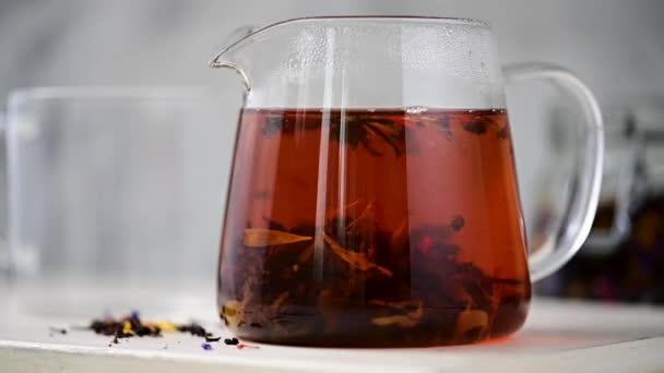 Dělat Čaj Detailní Záběr Rotující List Uvolněný Černý Čaj Skleněném — Stock video