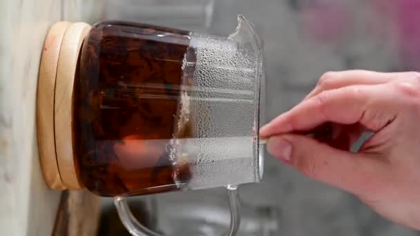用勺子叶子和松软的红茶拌匀 放在玻璃壶里 — 图库视频影像