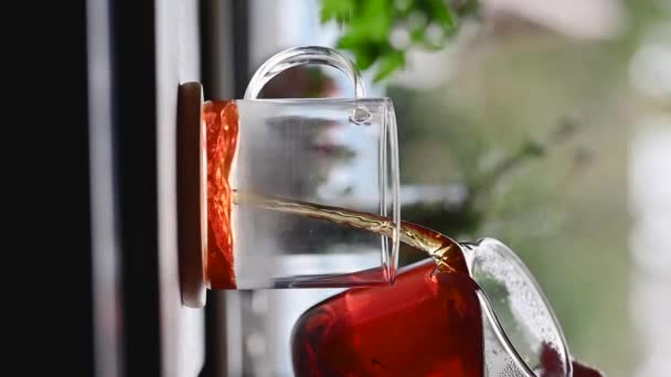 Frissen Főzött Fekete Laza Leveles Tea Öntése Üvegpohárba Életmódbeli Teázás — Stock videók