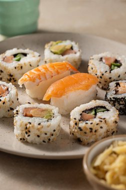 Somon, karides ve avokadoyla ev yapımı suşi ruloları.. 
