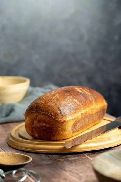木製ボード上の正方形の生地の白いローフパン 自家製の健康料理のコンセプト — ストック写真