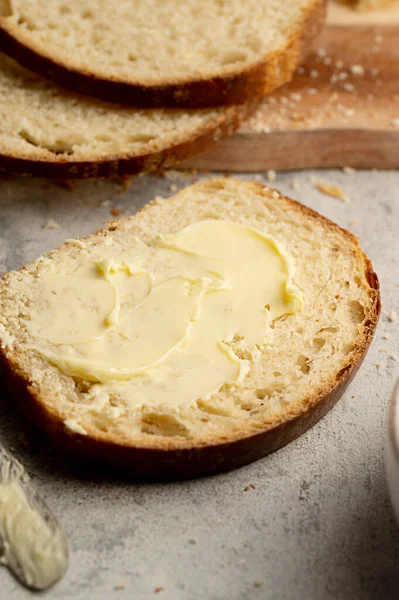 Μια Φέτα Ψωμί Και Βούτυρο Κοντινό Προζύμι Φέτα Σπιτικού Λευκού — Φωτογραφία Αρχείου