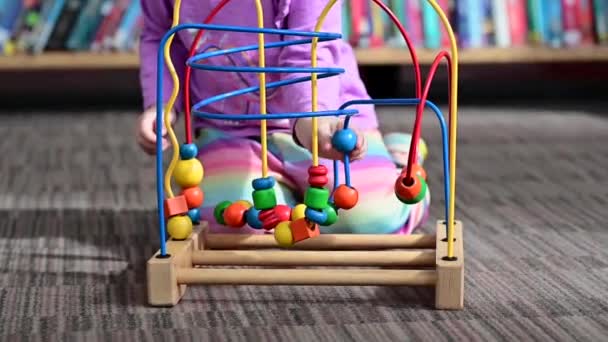 Menina Criança Anos Idade Brincando Com Educativo Brinquedo Arame Madeira — Vídeo de Stock