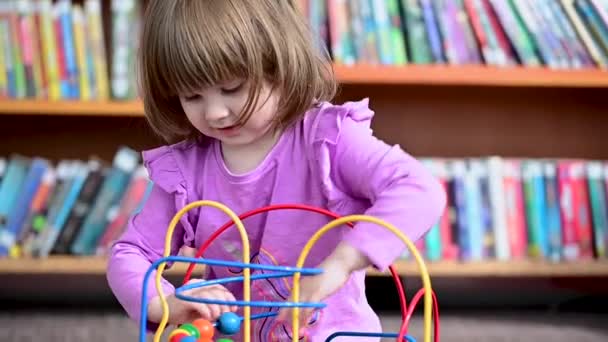 Batole Dívka Roky Hrát Vzdělávací Dřevěný Drát Hračka Knihovně Montessori — Stock video