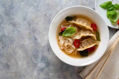 Mantı ve pirinç erişteli Miso çorbası. Boşluğu kopyala