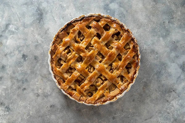 Whole Apple Pie White Ceramic Baking Pan Top View — Stock Photo, Image