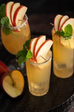 Taze kırmızı elmalarla taze elma kokteylleri..