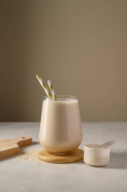 Sağlıklı çikolata protein karışımı saman ve protein tozu..