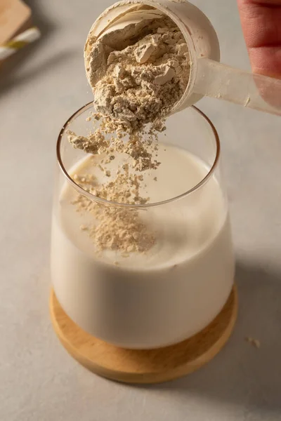 Kepçeden Protein Tozu Dökülüyor Milkshake Ile Birlikte Bardakta — Stok fotoğraf