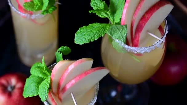 Refreshing Apple Cocktail Drinks Fresh Red Apples — Stock Video
