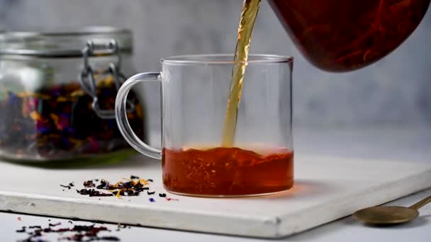 Nalać Świeżo Parzoną Czarną Luźną Herbatę Liściastą Szklanej Filiżanki Styl — Wideo stockowe