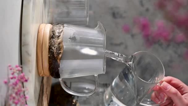 Heißes Wasser Ins Glas Teekanne Mit Losem Schwarztee Tee Zubereiten — Stockvideo