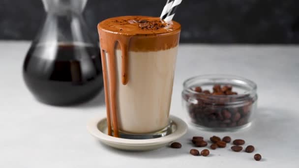 Кофе Далгона Холодный Кофе Молоко Стеклянной Чашке Темный Фон — стоковое видео